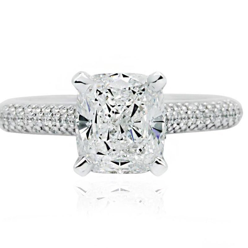 Engagment rings with side diamonds